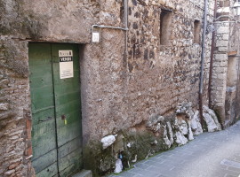 Vendita locale magazzino con due finestre in centro storico a Olevano Romano