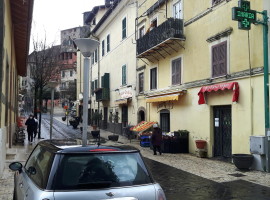 Affitto locale in zona centrale e visibile a Olevano Romano