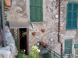 Vendita appartamento in centro storico con due camere e due bagni a Olevano Romano