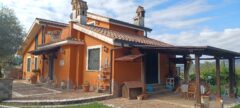 Vendita villa unifamiliare su due livelli più locali e giardino di mq 5.000 a Olevano Romano